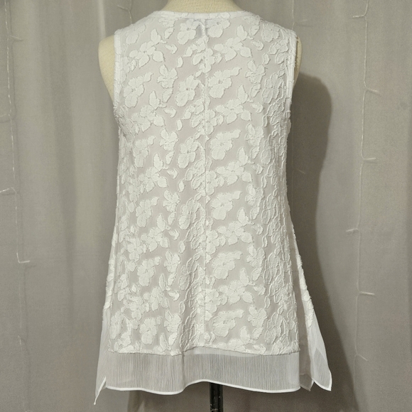 Vera Wang - Simply Vera Raised Floral Sleeveless Top - Picture 3 of 16